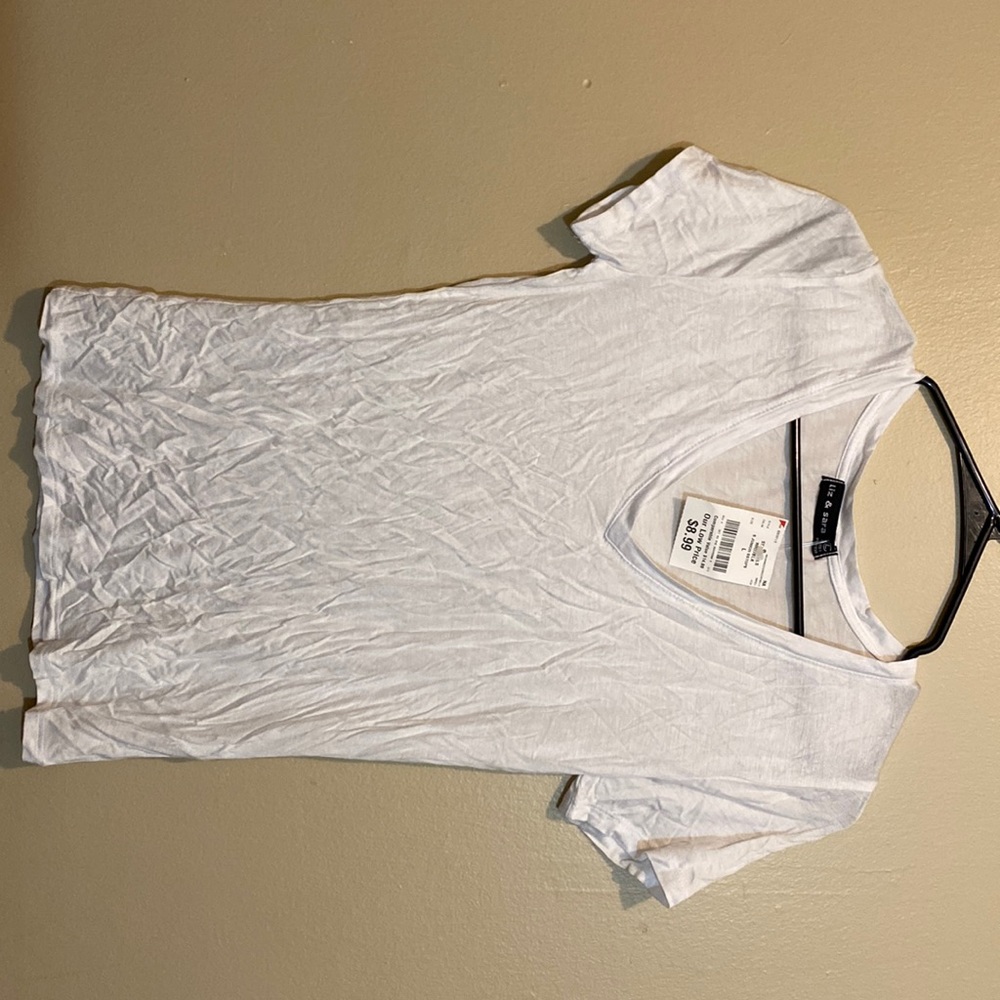 Brand New, never worn. Liz & Sara brand, loose-fitting white tee. Juniors Large.